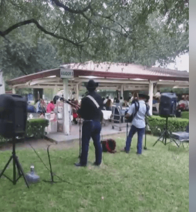 Fara fara en Escobedo tocando en un evento al aire libre