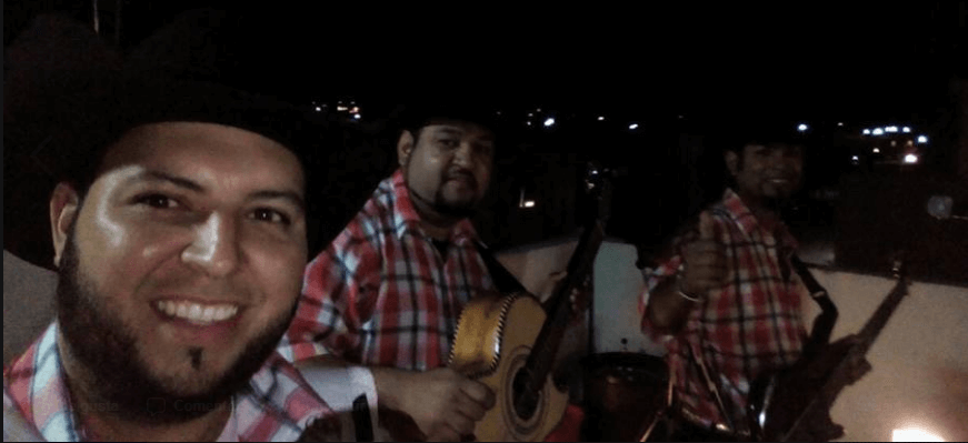 Fara fara en San Nicolás de los Garza tocando en una fiesta de noche