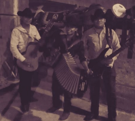 Grupo norteño de tres músicos en Santa Catarina
