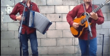 Grupo norteño en Monterrey tocando acordeón y bajo sexto